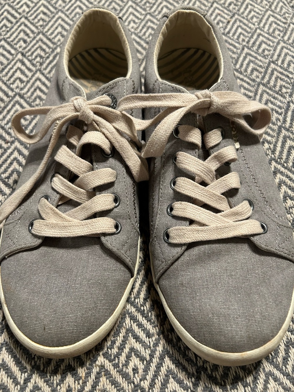 Taos Footwear Star STA-12844 Gray Canvas Lace-Up Sneakers Cream Laces